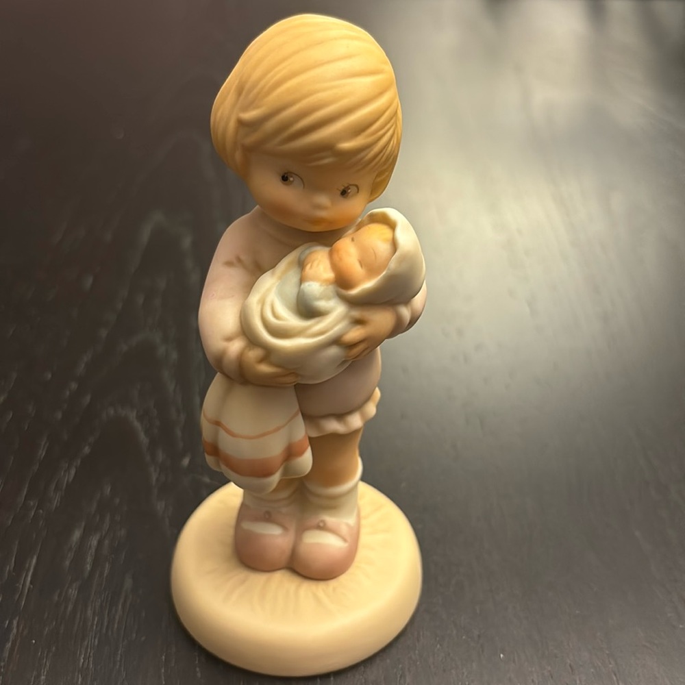 Vintage Memories of Yesterday statue